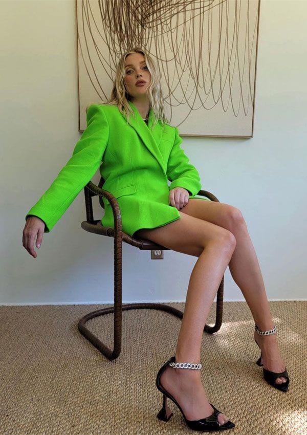 Irina Shayk reafirma la tendencia de la blazer verde neón que ha copiado Elsa Hosk