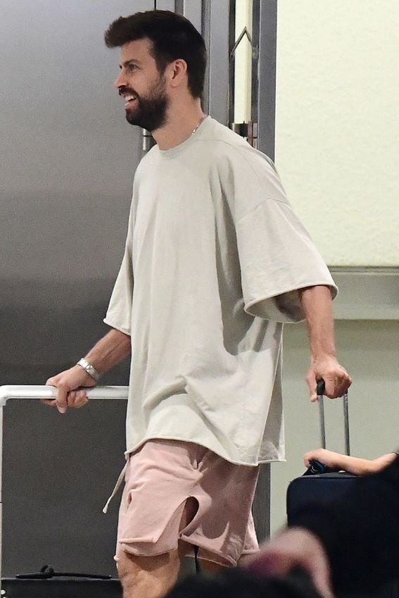 Piqué llega a Miami con sus hijos