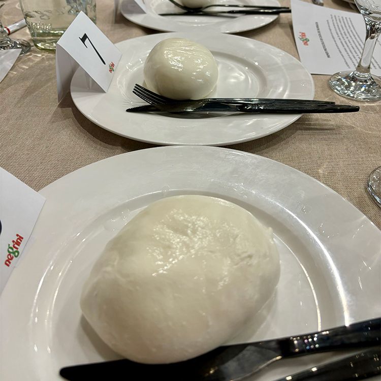 Cata de burrata con dos de ellas