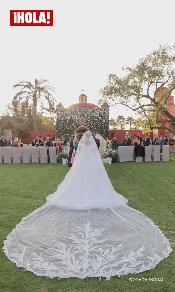 Foto: Rafael Pulido | Vestuario Natalia Jiménez, Arnold Hemkes y Alessandra: hechos a la medida por Benito Santos | Maquillaje: Dan Avilán | Peinado: Carlos Arriola | Joyas: Renata Larios | Wedding Planer: Eder Hernández | Locación: Hacienda La Santa Cruz