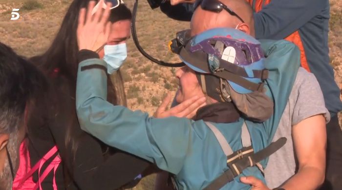 Beatriz Flamini saliendo de la cueva en la que ha estado