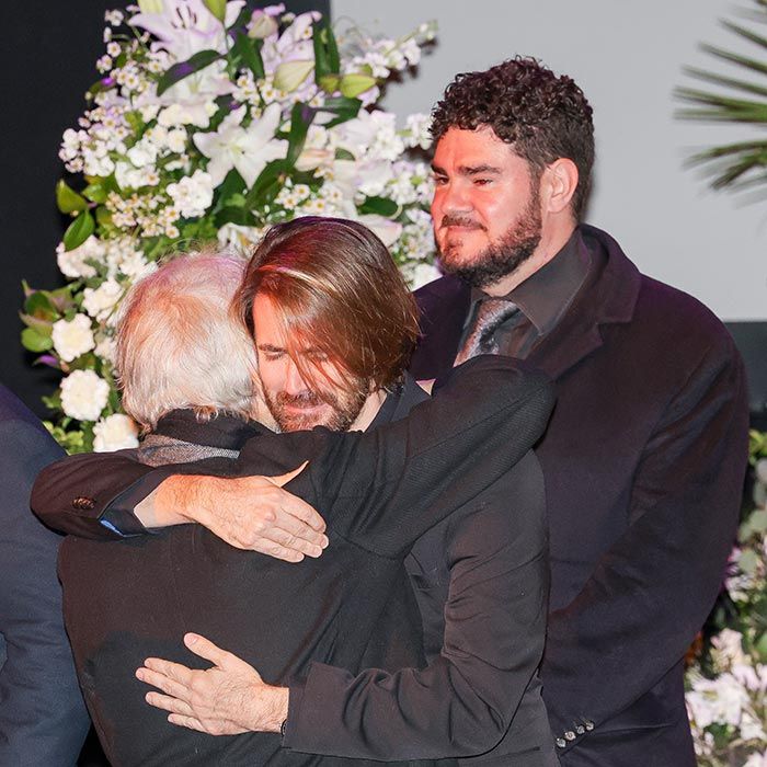 Manuel y Paco Marsó reciben el pésame de José Sacristán tras la muerte de su madre, Concha Velasco