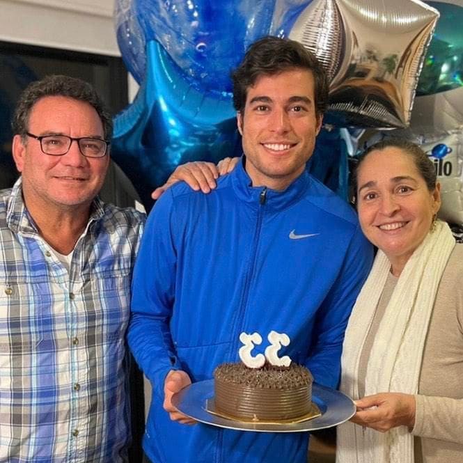 Danilo Carrera y sus padres