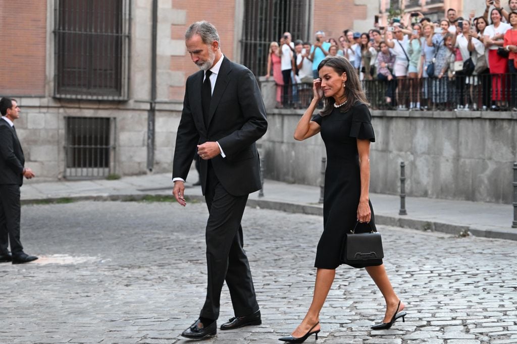 Los Reyes entran a la iglesia