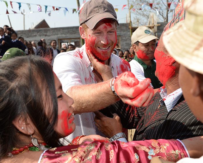 El hijo de Carlos de Inglaterradisfrutó de una de las tradiciones hinduistas, el Holi, el popular festival de primavera. Allí fue uno más, y lanzó y recibió ‘disparos’ de color a partes iguales
