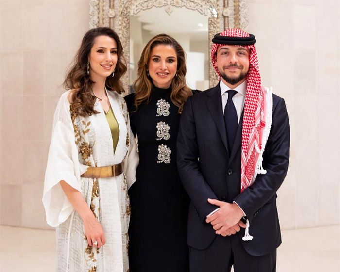 Rania de Jordania posa con la pareja