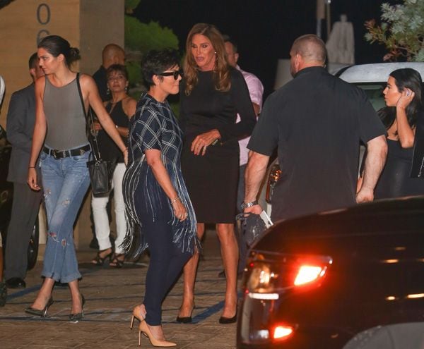 Caitlyn llegó a la fiesta de cumpleaños de su hija Kylie enfundada en un ajustado vestido negro de manga larga y zapatos de tacón del mismo color. Llevaba además una manicura perfecta, su melena suelta y varios anillos y puleras
