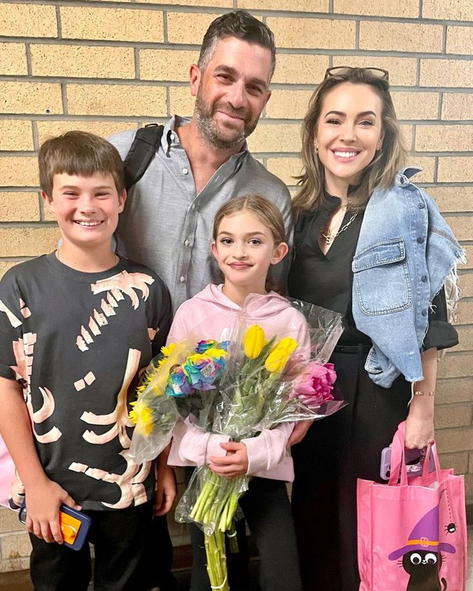 Alyssa Milano y su familia en la graduación de su hijo Milo