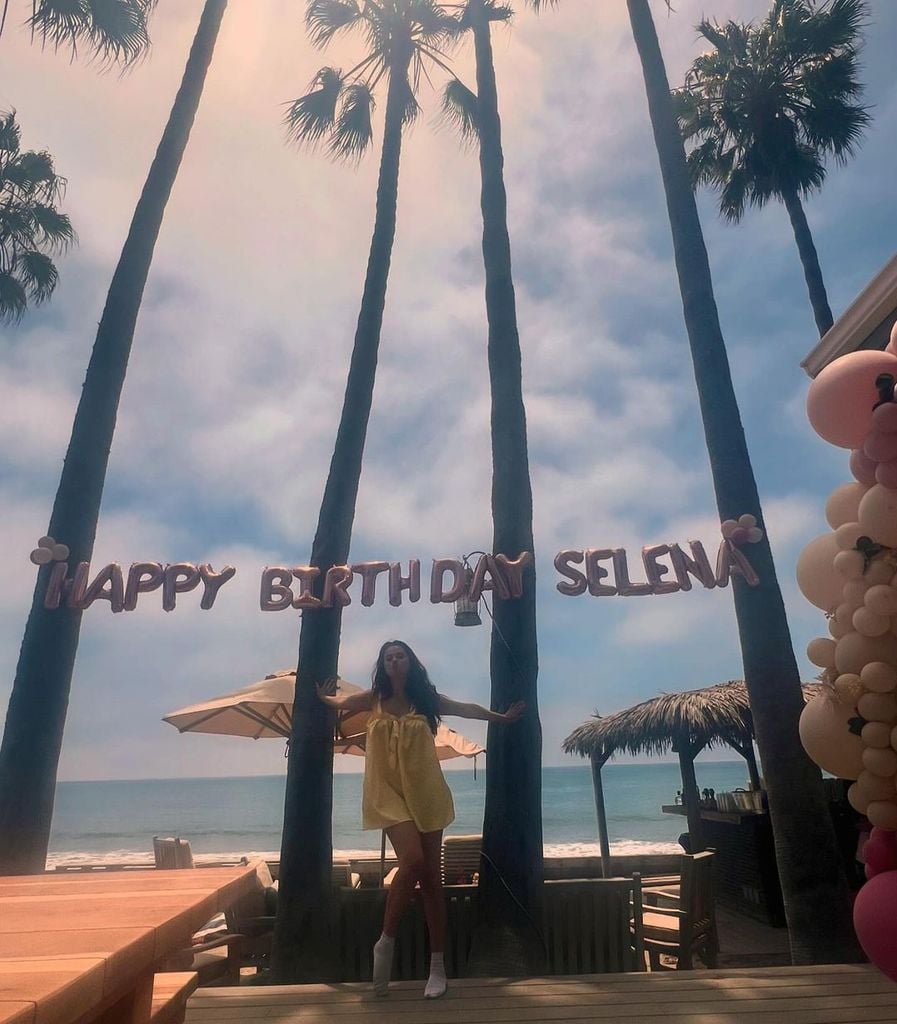 Selena Gomez celebrando su 32º cumpleaños