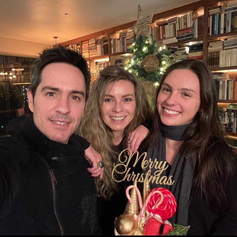 Mauricio Ochmann, María José del Valle Prieto y su hija Lorenza