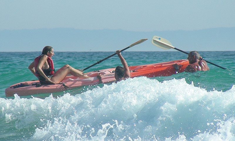 paz padilla y sus amigos con un kayak en el mar