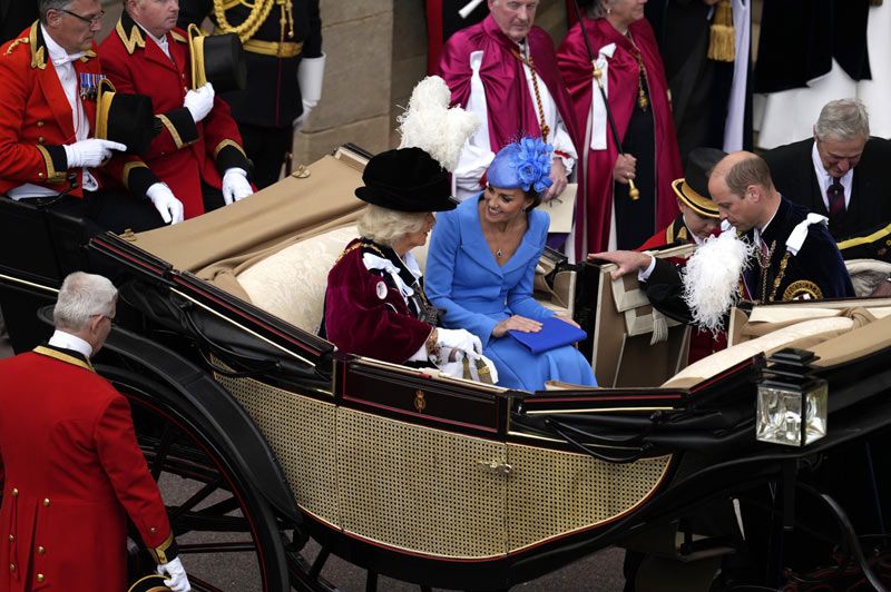 La reina Camilla con los príncipes de Gales