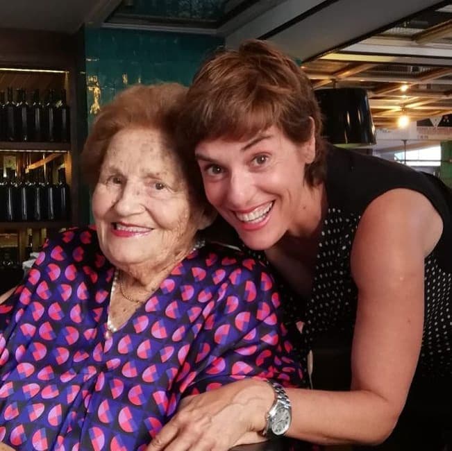 Anabel Alonso con su madre, de 91 años