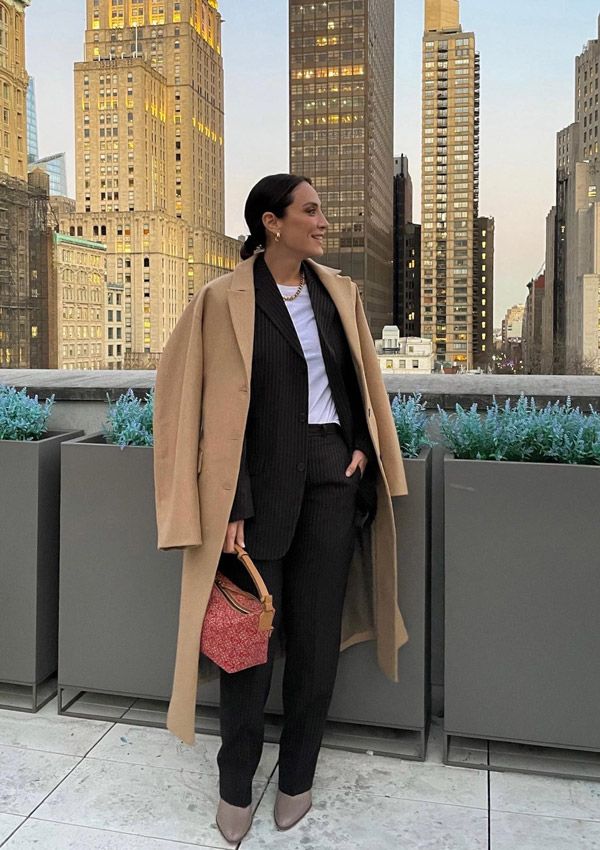 Tamara Falcó con traje de chaqueta, camiseta blanca y abrigo