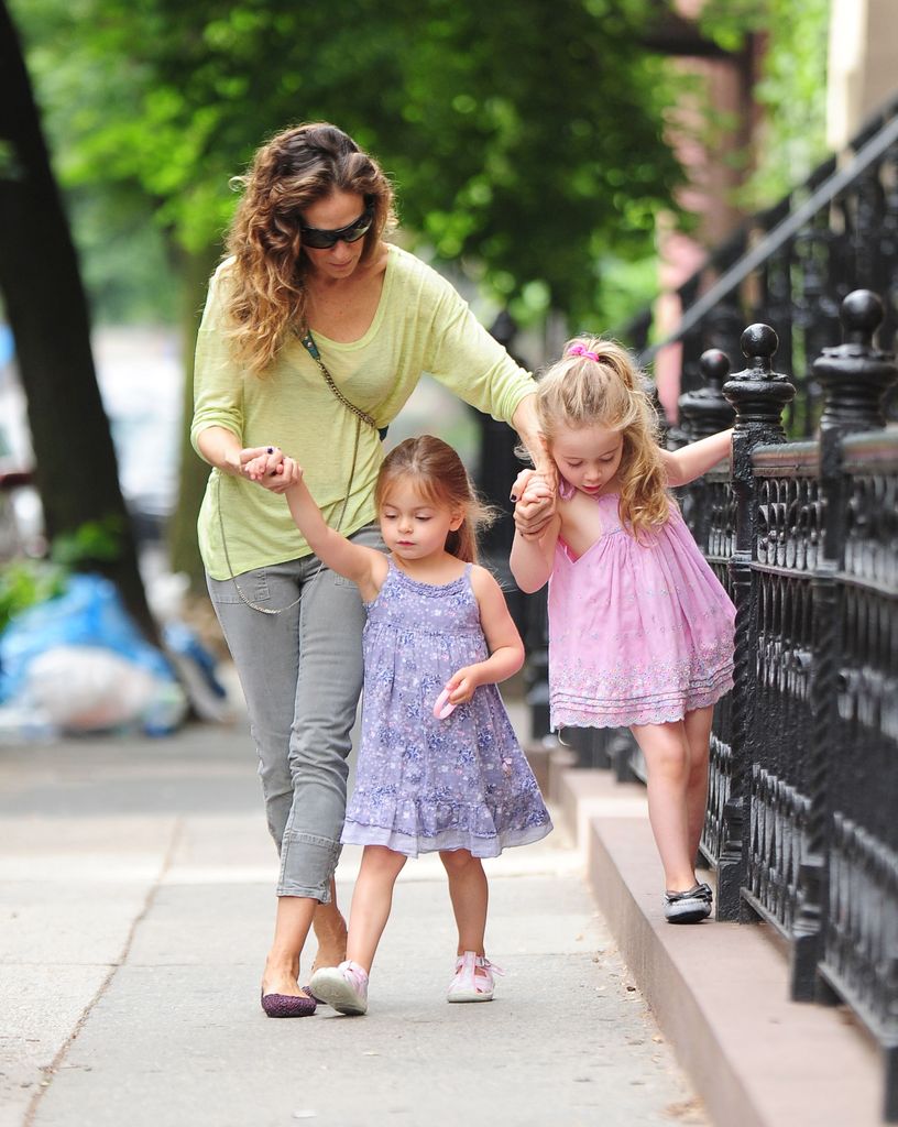 Sarah Jessica Parker con sus hijas Tabitha y Loretta en mayo de 2013 paseando por Nueva York
