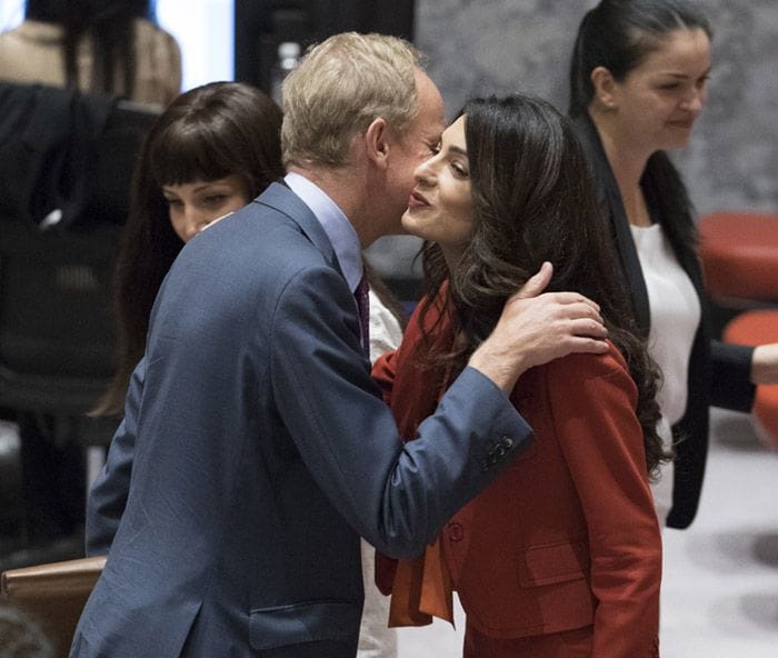 Amal Clooney vuelve al trabajo tras el nacimiento de sus mellizos