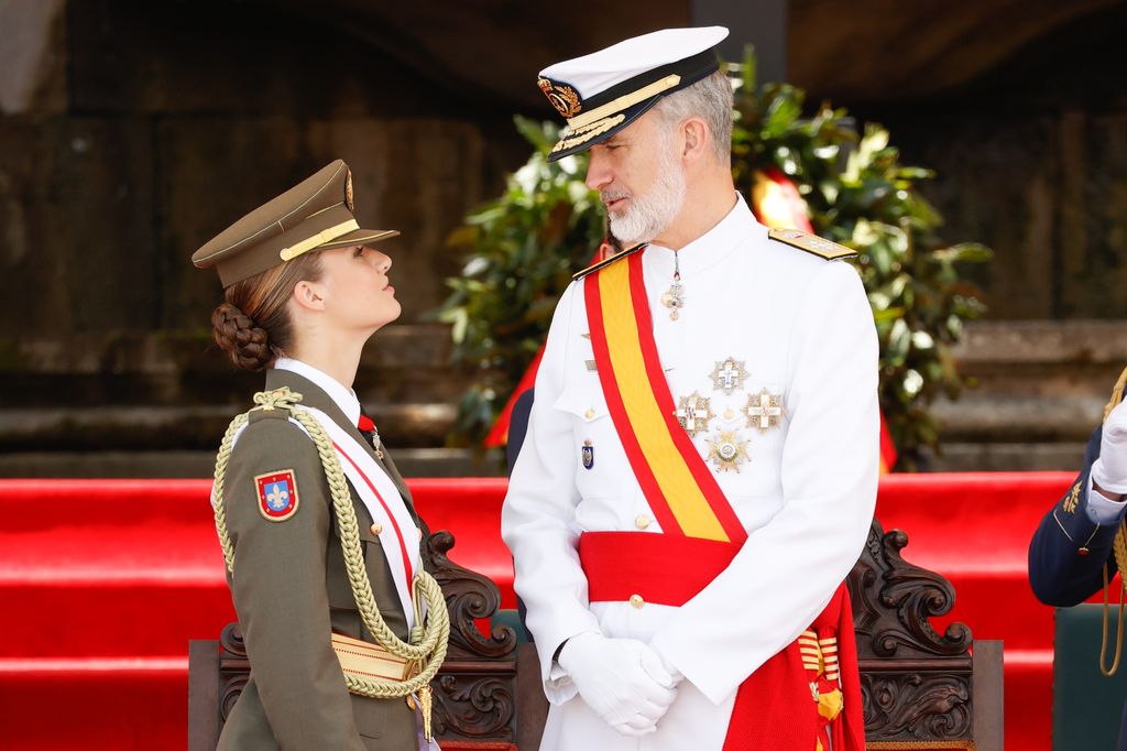 Rey Felipe VI y la princesa Leonor en la jura de bandera de la Escuela Naval de Marín el 16 de julio de 2024