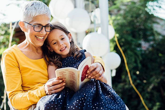 abuela leyendo un libro con su nieta