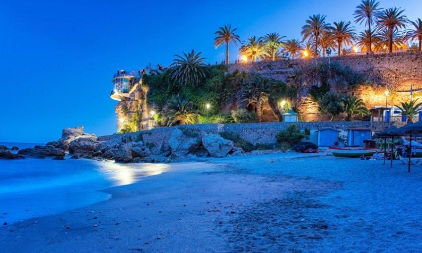 Noche sobre el Balcón de Europa y la playa de Nerja.