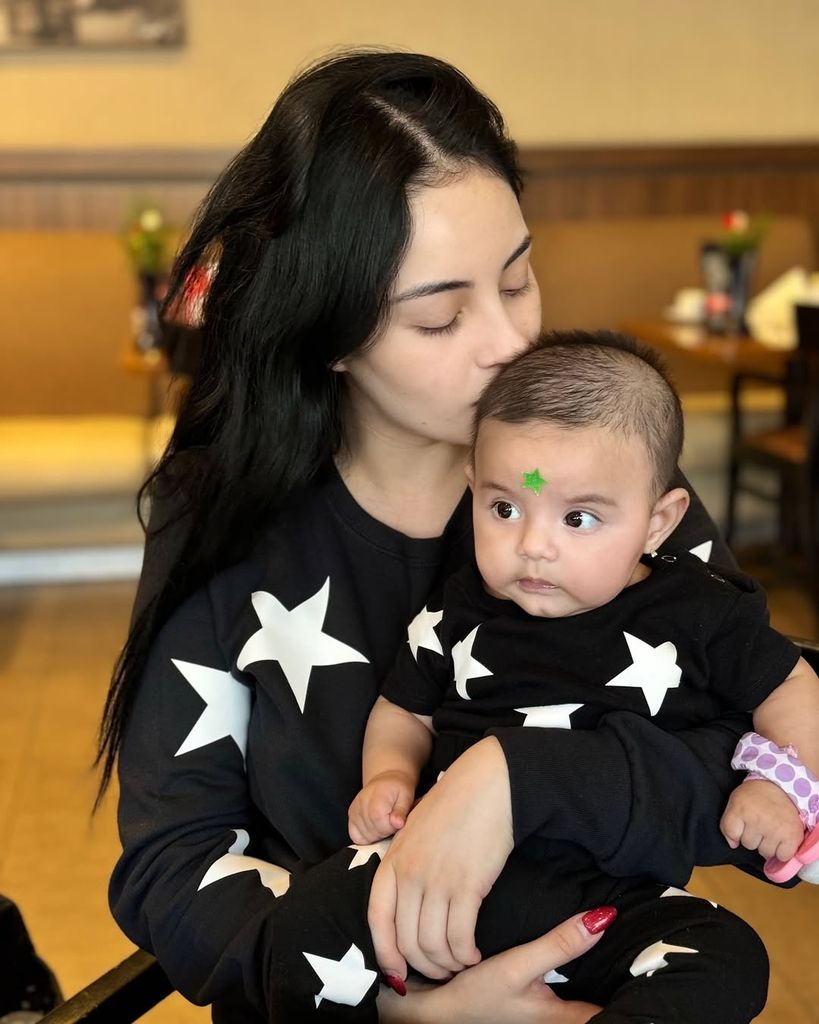 Paola Dalay y su bebé, Tessa se coordinaron con un look lleno de estrellas