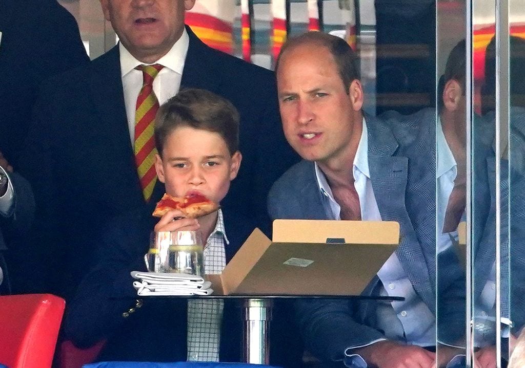 Príncipe George junto a su papá, el príncipe William