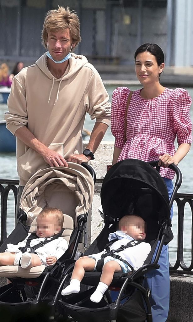 Christian de Hannover y Alessandra de Osma: paseo en familia por Madrid con sus mellizos