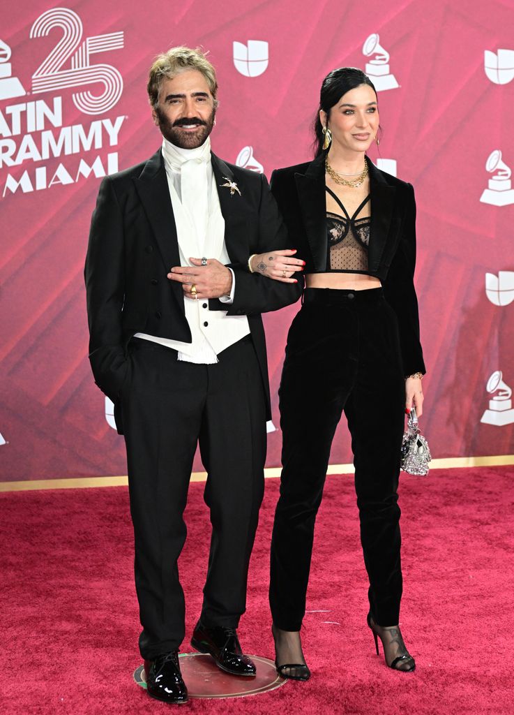 Por primera vez, Alejandro Fernández desfiló con Karla Laveaga desfilaron sobre una alfombra roja de los Latin Grammy.