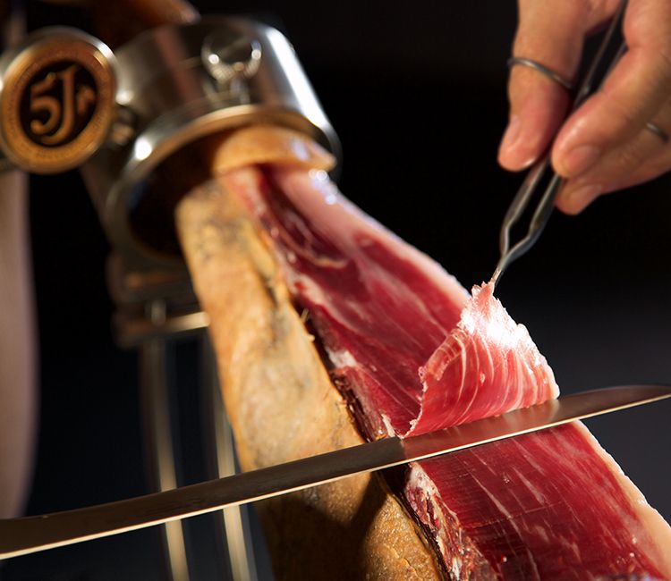 Cortando jamón ibérico bellota 