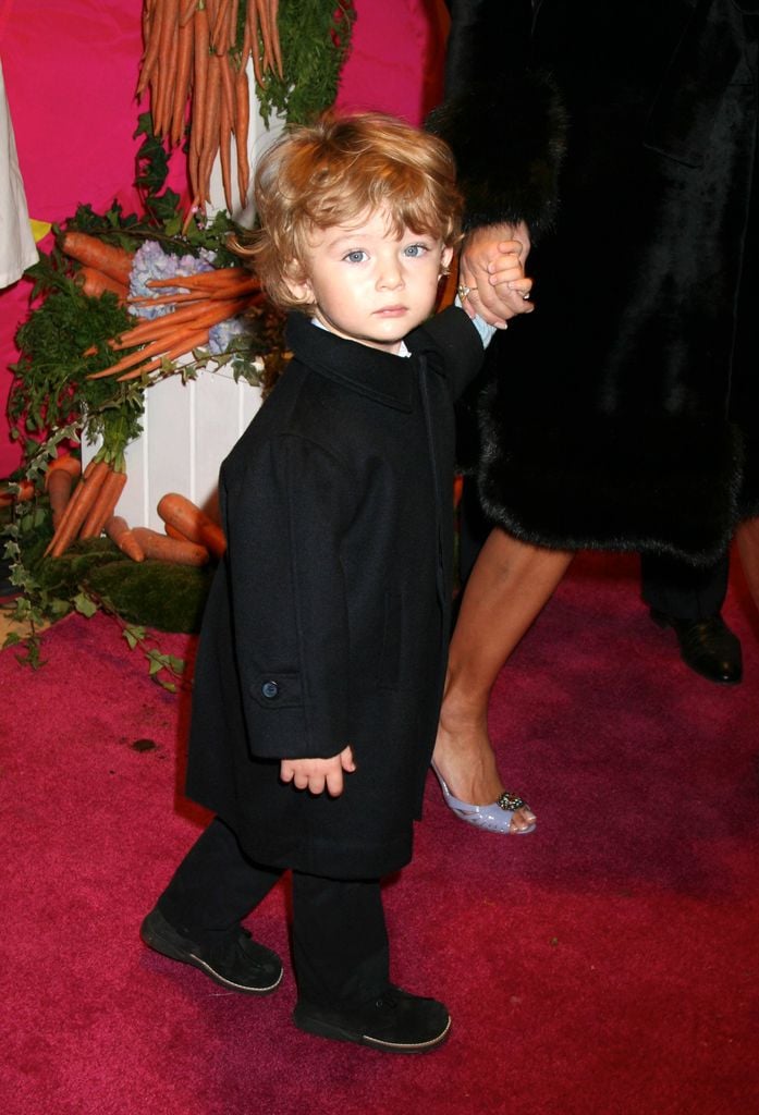 Donald Trump, Melania Trump y su hijo Barron Trump en la 17ª edición anual del Bunny Hop en FAO Schwarz, Nueva York, el 11 de marzo de 2008
