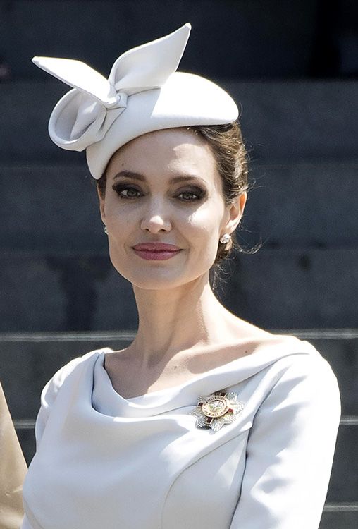 Isabel II, ausente de última hora por enfermedad del acto en el que Angelina Jolie acaparó todas las miradas 