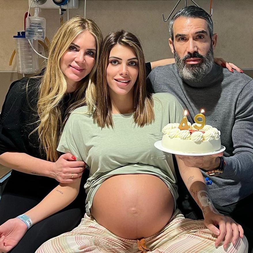 Fernando Sanz e Ingrid Asensio con su hija Ingrid Sanz, a punto de dar a luz a su primera hija, Micaela.