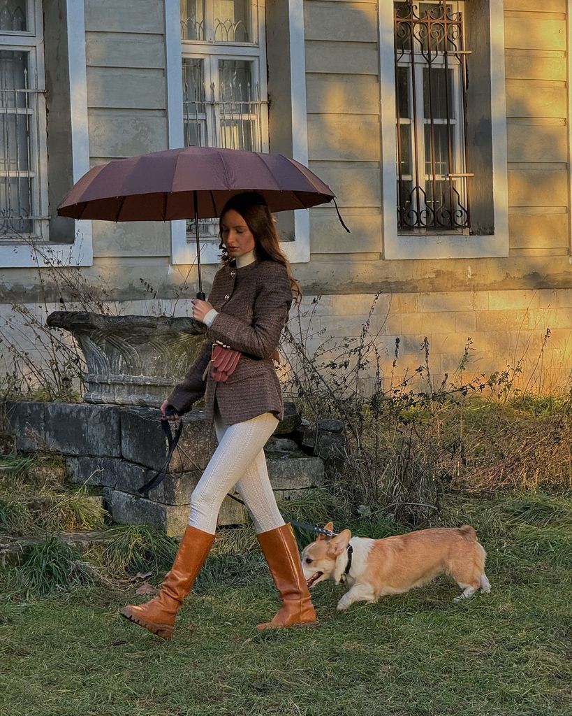 Influencer con botas de agua