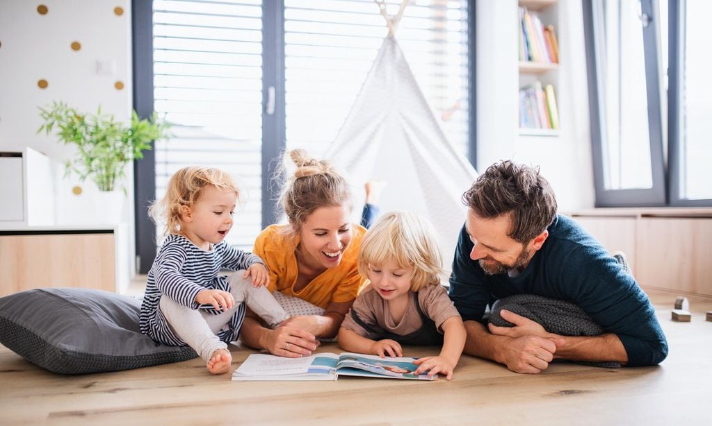 familia compartiendo momento de lectura