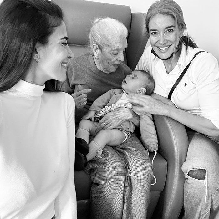 Elsa Anka con su madre, su hija y su nieta