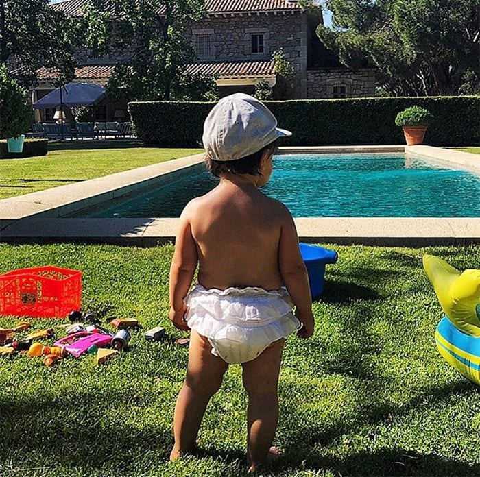 Ariadne Artiles inaugura sus vacaciones con esta simpática foto de su hija