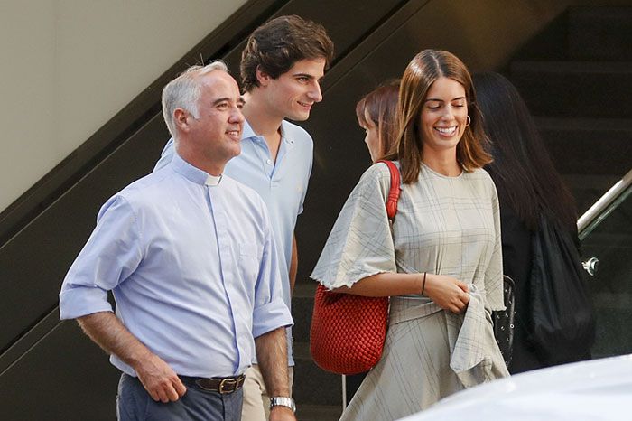 Los Duques de Huéscar con el sacerdote de su boda