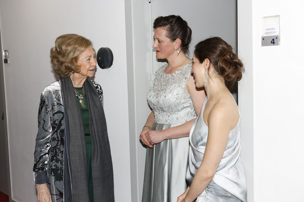 Doña Sofía, con la soprano Sandra Hamaoui y la mezzosoprano Eva Kroon
