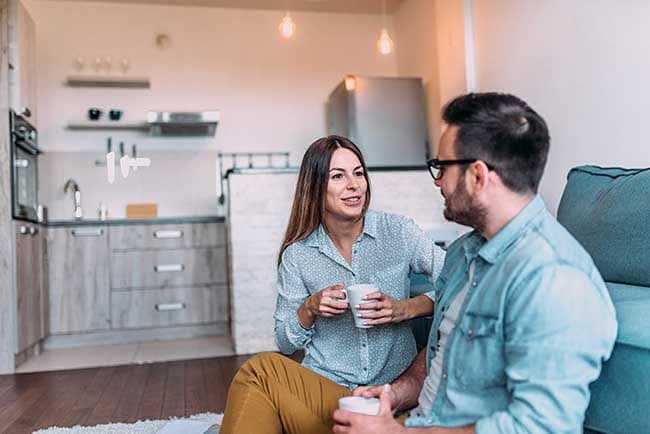 Los temas ‘pendientes’ que puedes hablar con tu pareja mientras estéis en casa