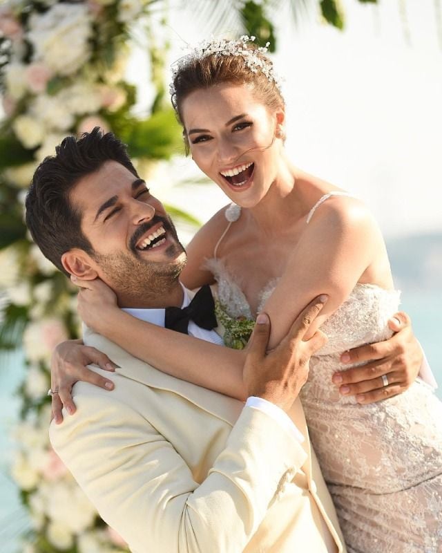 Burak Özçivit y Fahriye Evcen