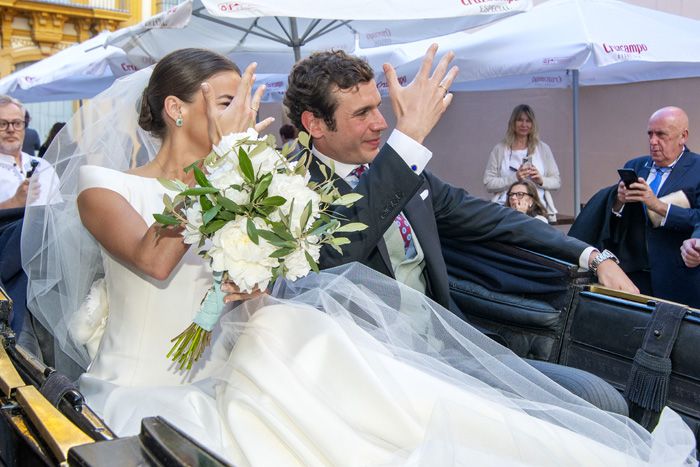 Los novios lucen sus anillos