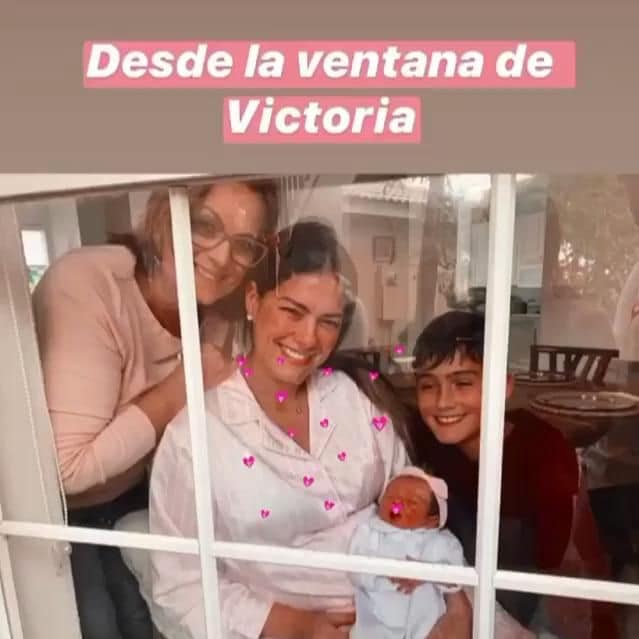 Gaby Espino, junto a sus hijos Orina y Nikolas, conoce a su sobrina Victoria