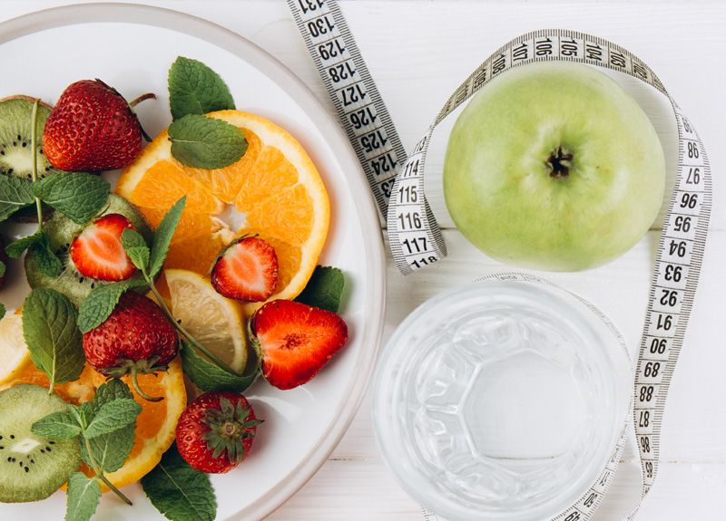 Ensalada, manzana y vaso de agua