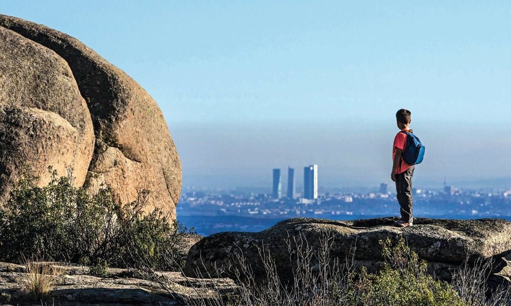 ni o observando madrid desde la cuenca alta del manzanares madrid espa a 