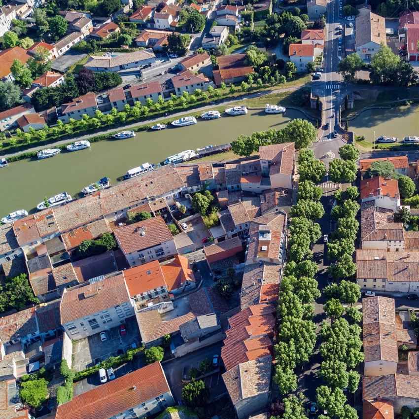 vista aerea del canal du midi a su paso por castelnaudary francia