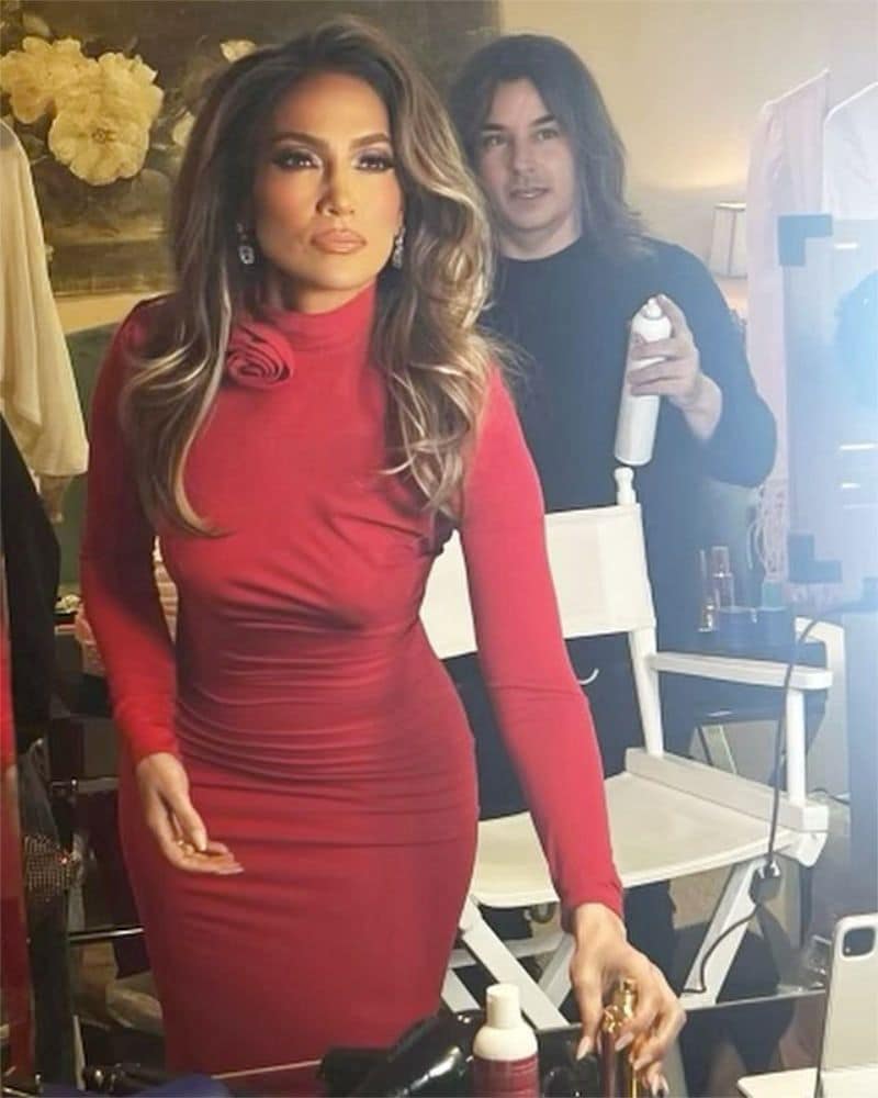 Jennifer Lopez espectacular con un vestido rojo de invitada