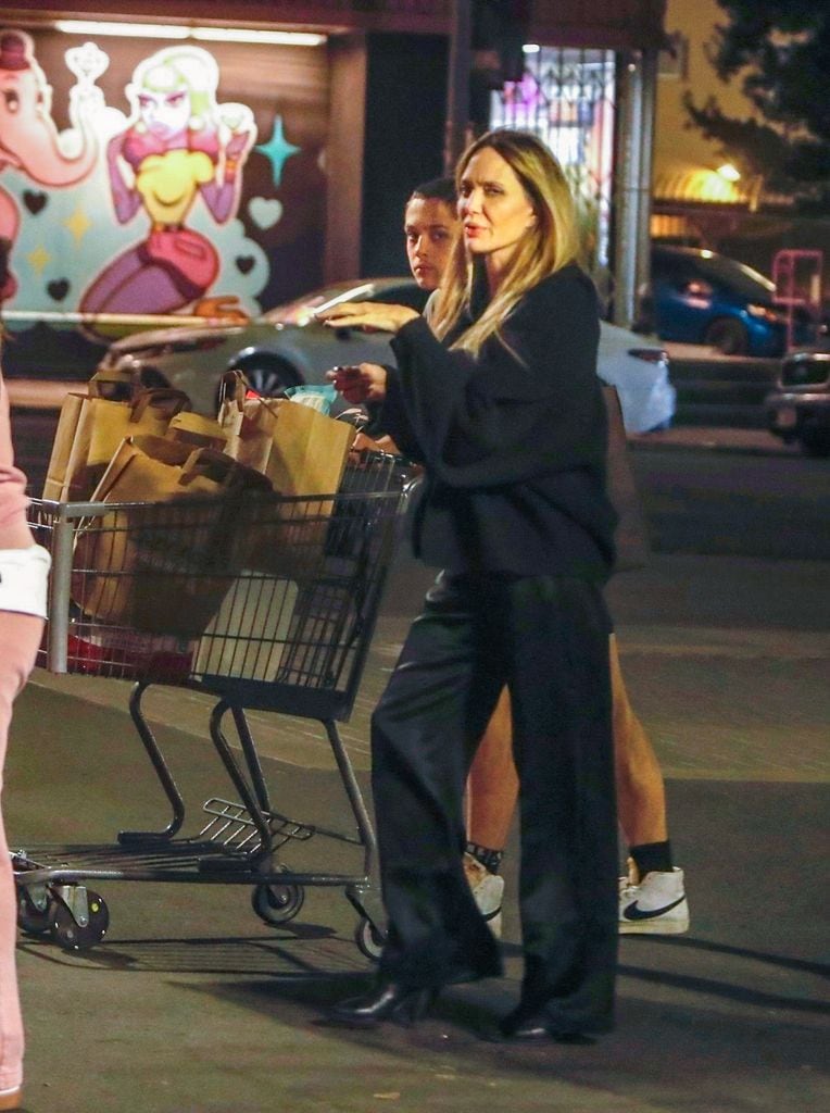 Angelina Jolie y su hijos Knox salieron comprar víveres en un supermercado en Los Feliz, en Los Ángeles.