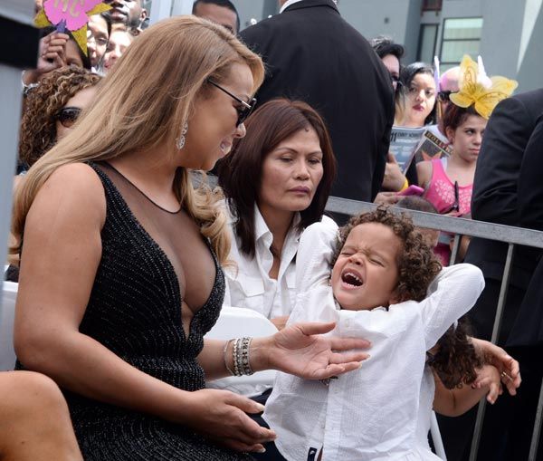 '¡Mamá, me aburro!' parece decir el niño de cuatro años, para el que tal vez estas convocatorias sean todavía muy largas
