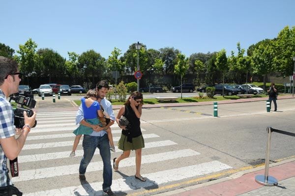 Juan Diego Botto, un buen amigo de la familia, acudió también al tanatorio para darles el pésame
