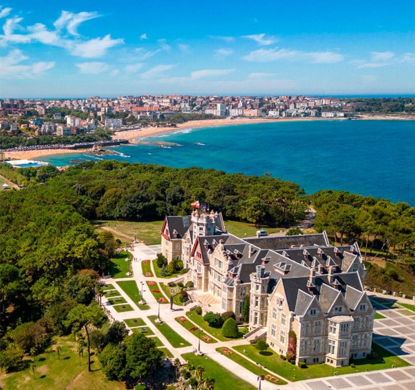 Vista aérea de la península de la Magdalena y su palacio en la ciudad de Santander