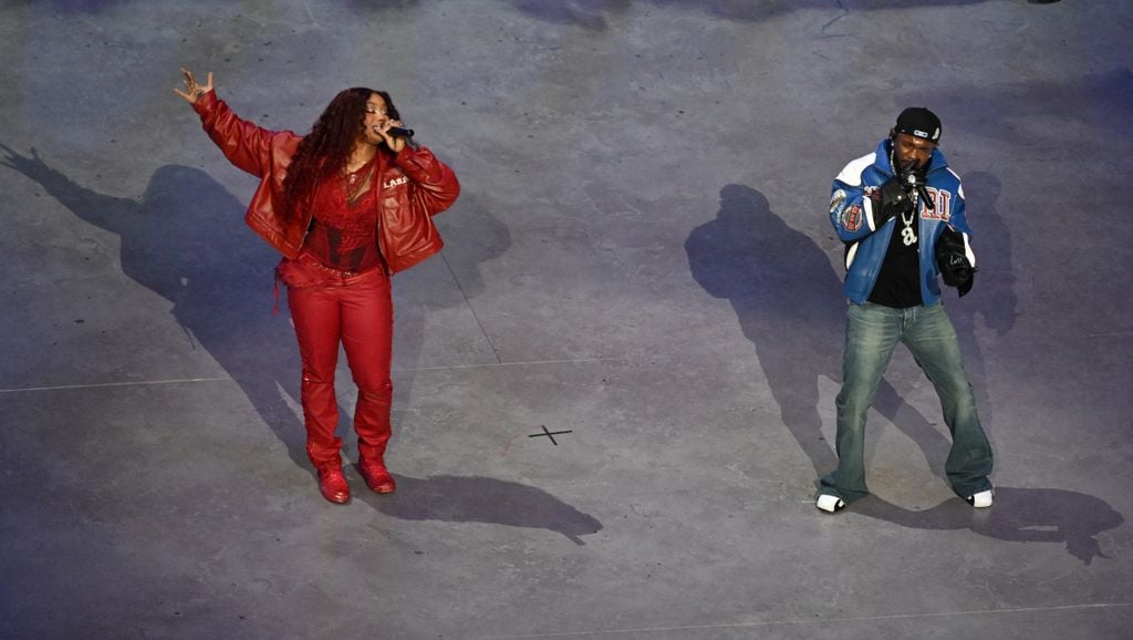 Kendrick Lamar y SZA en el Apple Music Halftime Show del Super Bowl LIX  